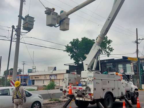 Rezago de apagones, cayeron 10 postes doble nivel al poniente